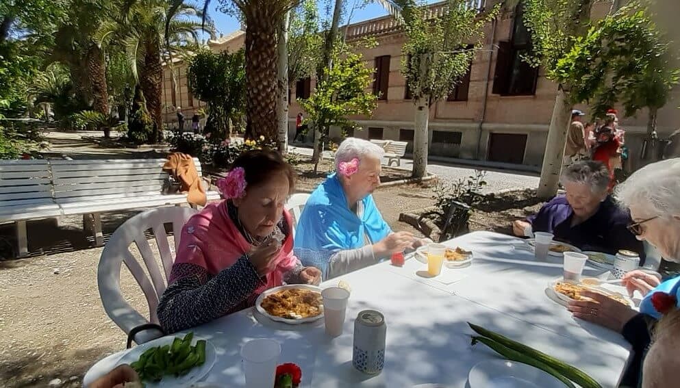 Residentes y personal celebrando juntos