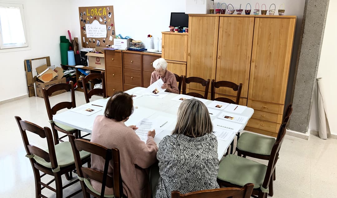 Voluntarios interactuando con los residentes
